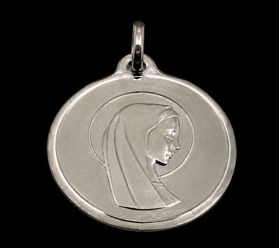 un gros plan d'une médaille d'argent sur fond noir