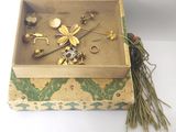une boîte contenant tout un tas de bijoux
