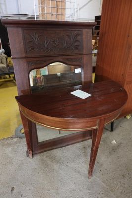 une petite table sur laquelle se trouve un miroir