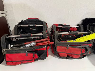 plusieurs bagages posés sur une table blanche