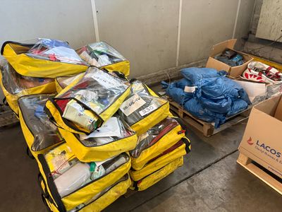 un chariot rempli de cartons et de sacs de fournitures