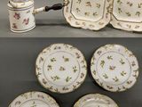 quatre assiettes en porcelaine, ainsi qu'une tasse et une soucoupe