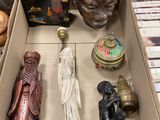 une boîte remplie d'objets assortis posée sur une table