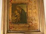 tableau d'une femme tenant un enfant dans un cadre doré