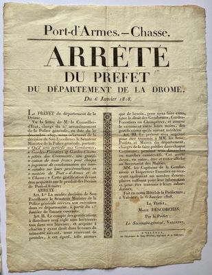 gros plan d'une feuille de papier sur une table