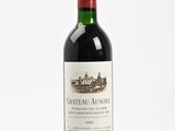 une bouteille de vin posée sur une table