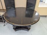 une table noire et deux chaises dans une pièce