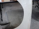une photo d'une portière de voiture cassée dans un garage