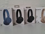 Trois casques Sony sont posés en rang sur une table