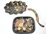 un plateau noir avec un ventilateur et un plateau noir orné d'un motif floral