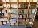 beaucoup de boîtes et de cartons sur les étagères de la pièce