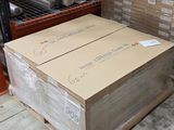 une grande pile de cartons sur une palette dans un entrepôt