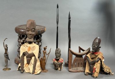 de nombreuses figurines africaines posées sur une table