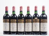 six bouteilles de vin sont alignées sur une surface blanche