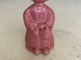 figurine en céramique rose représentant une femme tenant un panier