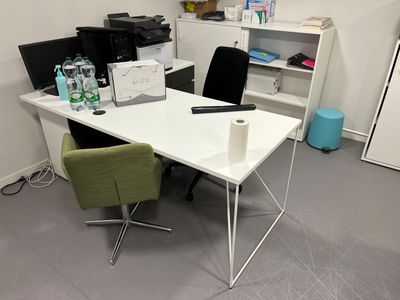 deux bureaux en stratifié blanc et gris avec retour et range…