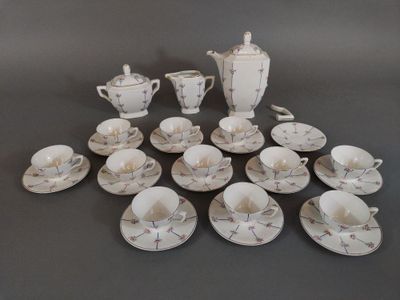 beaucoup de tasses et de soucoupes sur la table