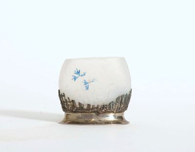un petit vase blanc orné d'une fleur bleue