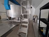 une échelle posée au milieu d'une cuisine