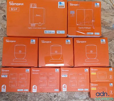une pile de cartons orange sur lesquels figure l'image d'un ordinateur portable