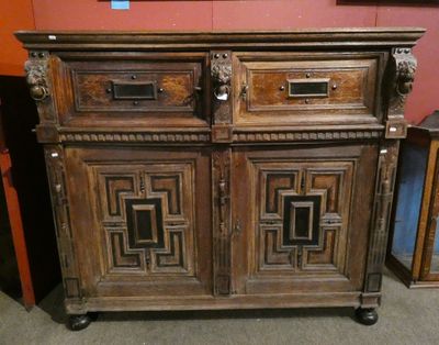 Meuble: Buffet dit -Ribbank- en chêne mouluré de réserves pa…