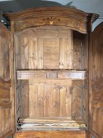 Armoire en noyer mouluré de réserves et décor marqueté flora… (photo 5)