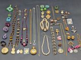 de nombreux types de colliers et de bracelets sur la table