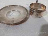 une tasse et une soucoupe en argent posées sur une table