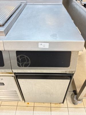 un four argenté posé sur un plan de travail dans une cuisine