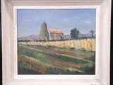 une peinture à l'huile représentant une grange dans un champ, avec un ciel bleu en arrière-plan