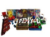 un grand nombre de jouets posés sur une table