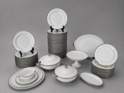 beaucoup d'assiettes et de bols sur la table