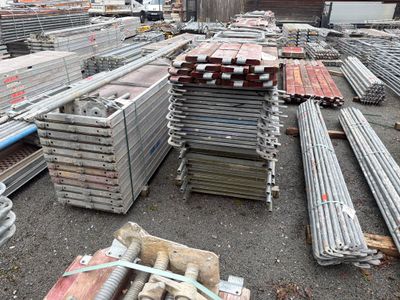 de nombreux tas de tuyaux métalliques et de conduites posés à même le sol