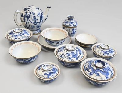 de nombreux plats et tasses bleus et blancs, ainsi qu'une théière