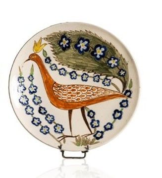une assiette décorative ornée d'un oiseau et de fleurs