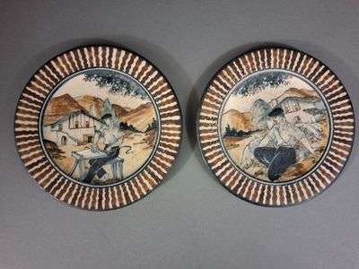 deux assiettes avec une peinture représentant un homme et une femme