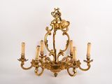 un lustre en or orné de cinq bougies
