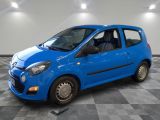 la petite voiture bleue est garée sur un sol en damier