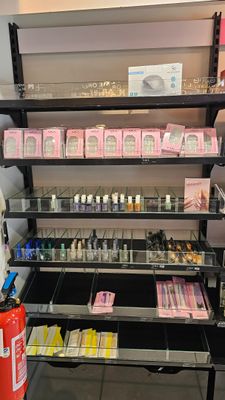 un présentoir de produits cosmétiques dans un magasin