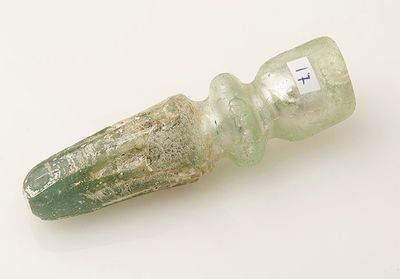 Un vase à onguents en verre irisé.