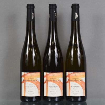 trois bouteilles de vin posées sur une table l'une à côté de l'autre