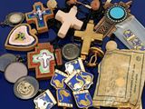 un tas d'objets religieux posés sur une surface bleue