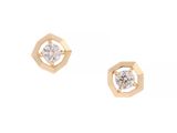 une paire de boucles d'oreilles en diamant sur fond blanc