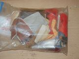 un sac en plastique rempli d'objets divers, posé sur une table
