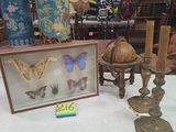 l'image d'une table sur laquelle sont posés de nombreux objets