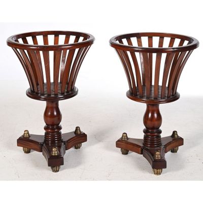 paire de chaises anciennes en bois avec des pieds tournés montées sur roulettes