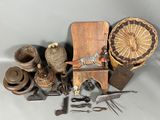 un grand nombre d'objets posés sur une table