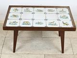 table basse à plateau en carrelage avec des pieds en bois
