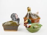 trois types différents d'objets en poterie posés sur une table