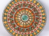 une image représentant une assiette décorative ornée d'un motif circulaire